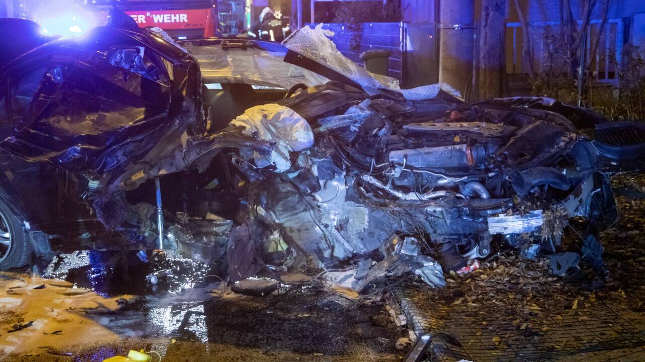 Ende einer Raserei: Vom schweren 5er-BMW blieb nur ein Trümmerhaufen. 