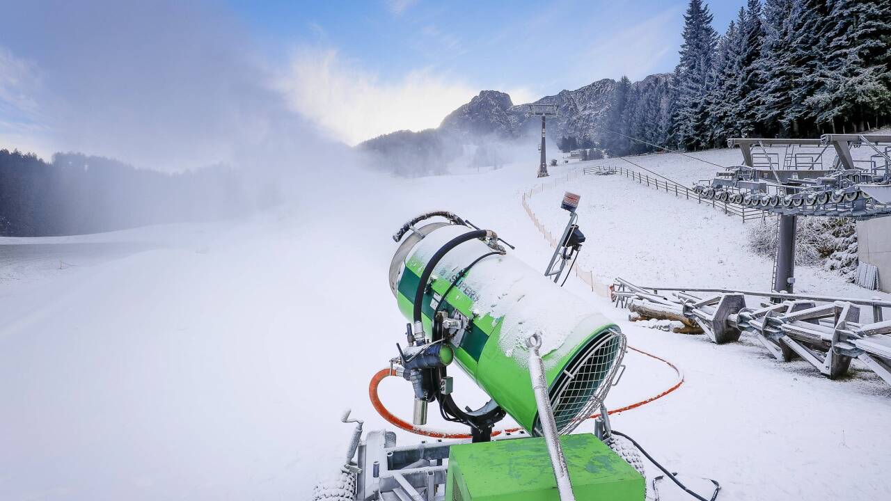 Auf dem Karkogel in Abtenau waren am Dienstag die Schneekanonen im Einsatz. Spätestens ab Weihnachten soll die Saison starten.  