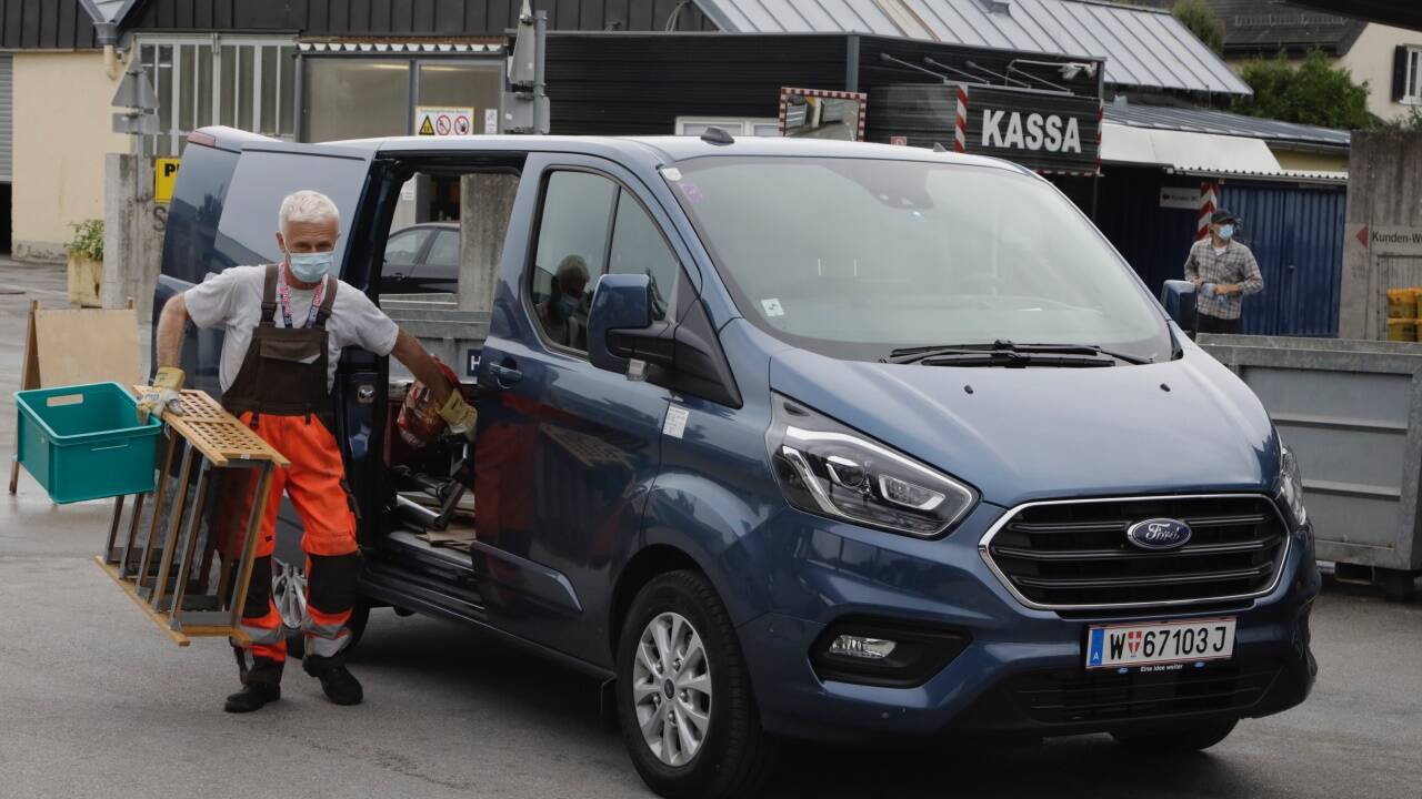 Lademeister mit ungewöhnlichem Antrieb: der Ford Transit Custom Plug-in. Fährt immer mit Strom  