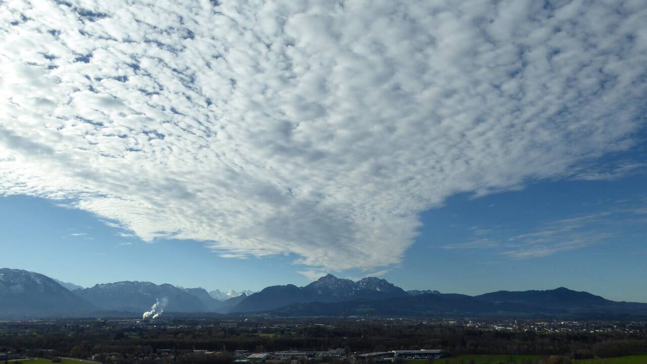 Blick vom Hochgitzen Richtung Staufen, der einmal mehr an einen Vulkan erinnert. Blick vom Hochgitzen Richtung Staufen, der einmal mehr an einen Vulkan erinnert.