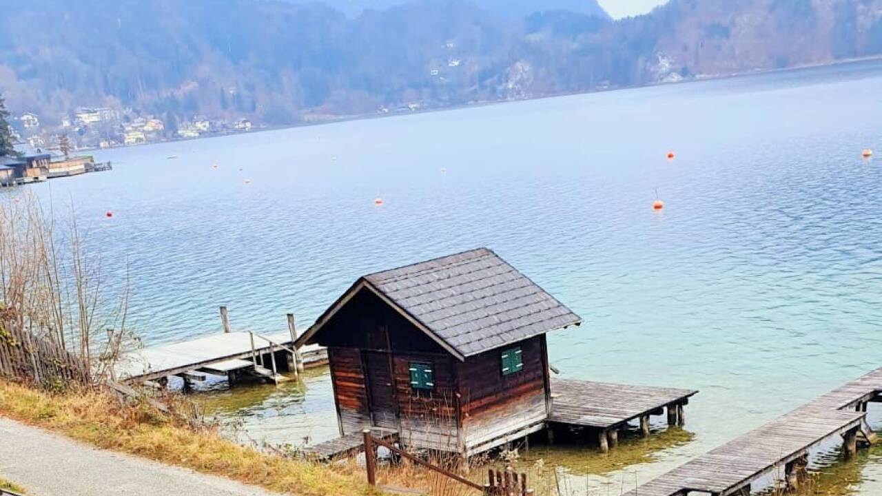 Die begehrte alte Badehütte am Wolfgangsee an der Luegerstraße. Die begehrte alte Badehütte am Wolfgangsee an der Luegerstraße.