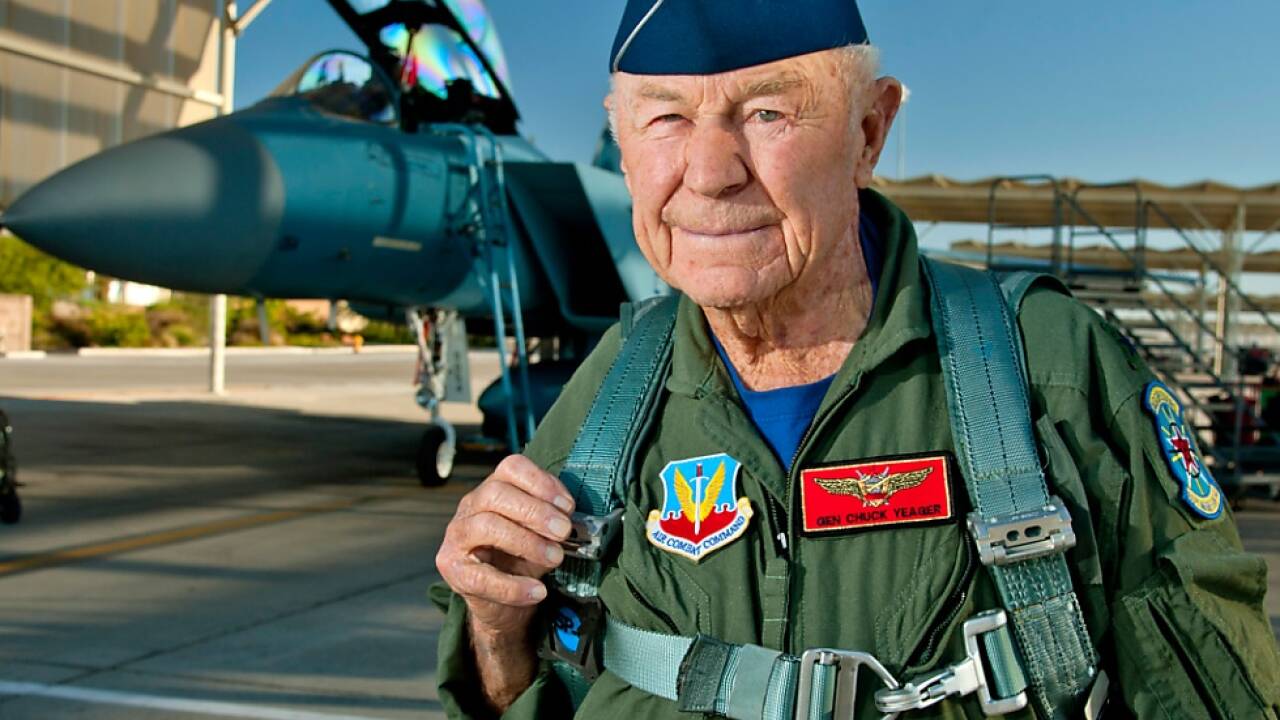 Charles E. 'Chuck' Yeager in voller Montur 