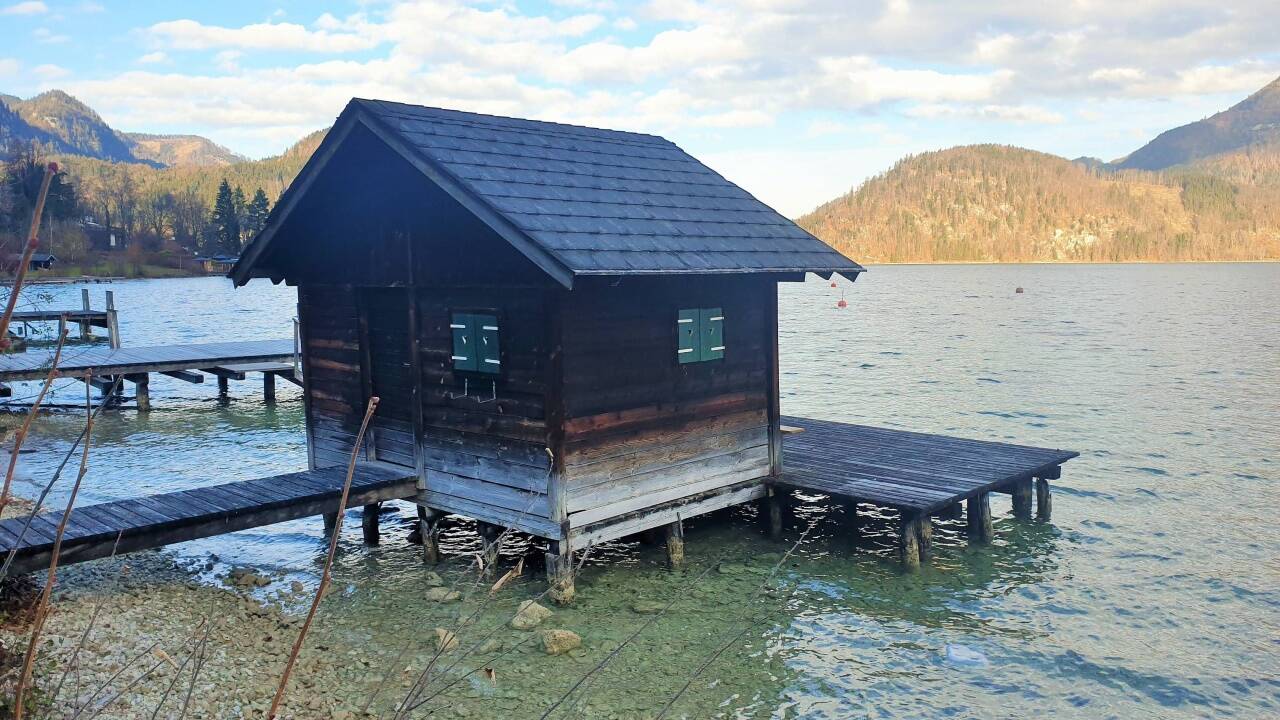Diese kleine und in die Jahre gekommene Badehütte am Wolfgangsee wurde kürzlich um 755.000 Euro versteigert. 