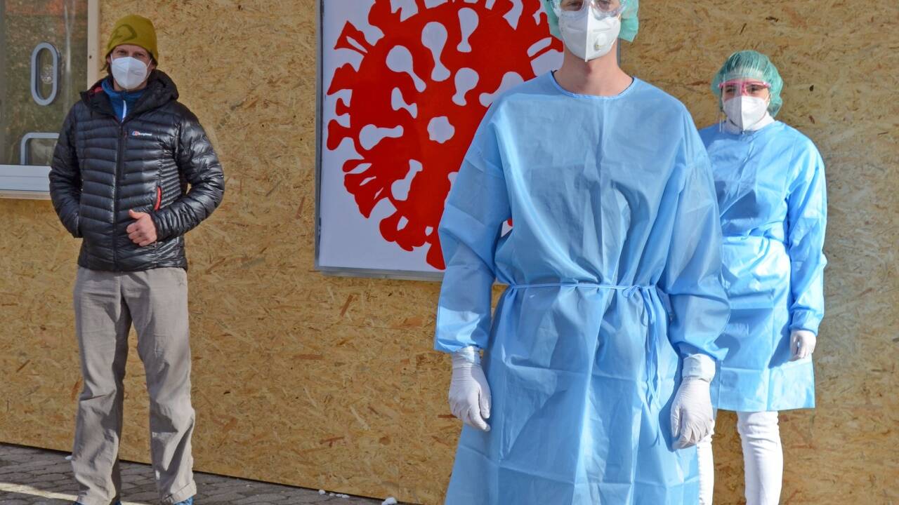 Das neue Testzentrum im Bezirk hat sieben Tage die Woche geöffnet. Im Bild v. l. Stefan Zerza, Stefan Ferge und Katharina Meißl.  Das neue Testzentrum im Bezirk hat sieben Tage die Woche geöffnet. Im Bild v. l. Stefan Zerza, Stefan Ferge und Katharina Meißl.