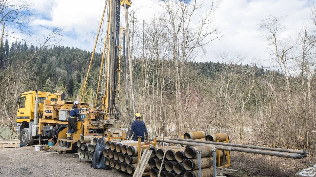Für die Detailplanung der 21,3 Kilometer langen Hochleistungsstrecke sollen 80 Bohrungen Erkenntnisse wichtige liefern. Das Bild zeigt eine Bodenerkundung in Tirol im Jahr 2018. Für die Detailplanung der 21,3 Kilometer langen Hochleistungsstrecke sollen 80 Bohrungen Erkenntnisse wichtige liefern. Das Bild zeigt eine Bodenerkundung in Tirol im Jahr 2018.