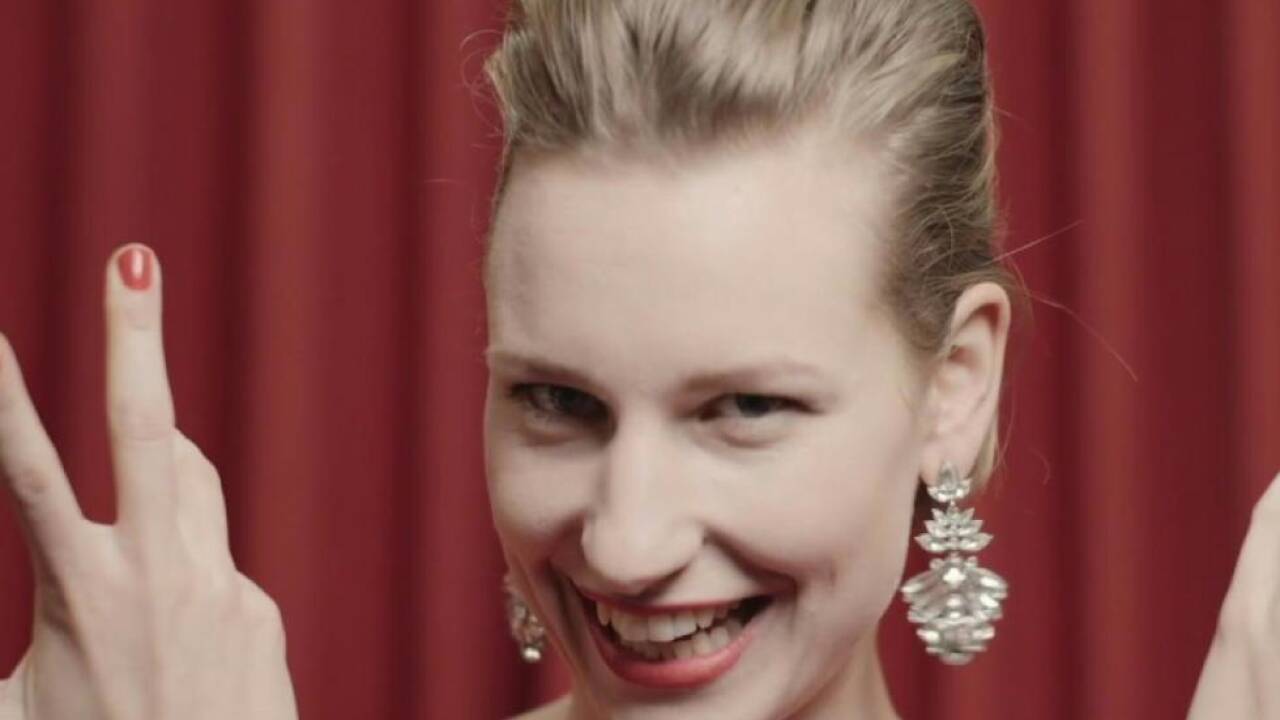 Clara Liepsch in 'Am Ball. Der Film' von Lydia Haider und Esther Straganz 