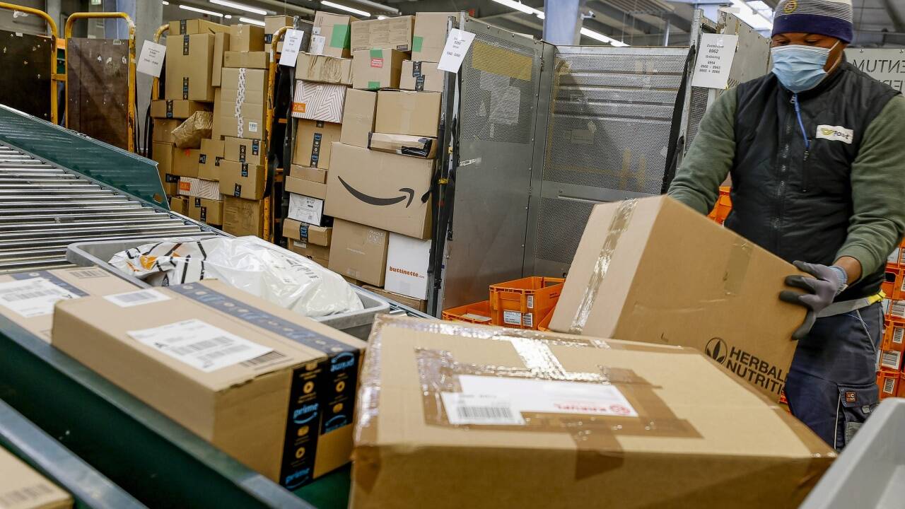 Mehr geht nicht: Das Logistikzentrum in Wals-Siezenheim wird derzeit mit Paketen regelrecht überschwemmt. 