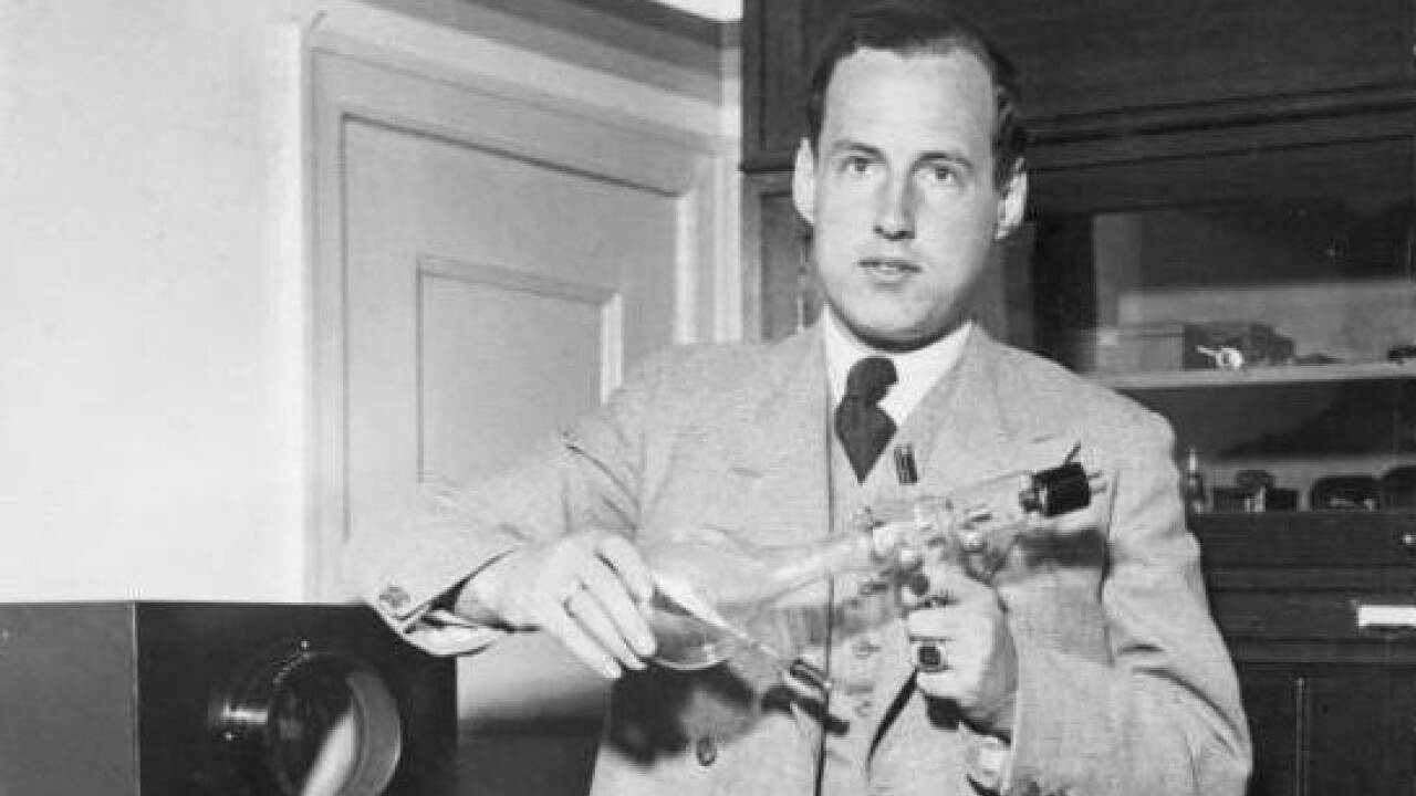 1930: Der deutsche Physiker Manfred von Ardenne zeigt der Fachwelt das erste vollelektronische Fernsehbild in Europa. Es ist das erste, das von einem Leuchtschirmabtaster (Braun'sche Röhre) ausgeht. 1930: Der deutsche Physiker Manfred von Ardenne zeigt der Fachwelt das erste vollelektronische Fernsehbild in Europa. Es ist das erste, das von einem Leuchtschirmabtaster (Braun'sche Röhre) ausgeht.