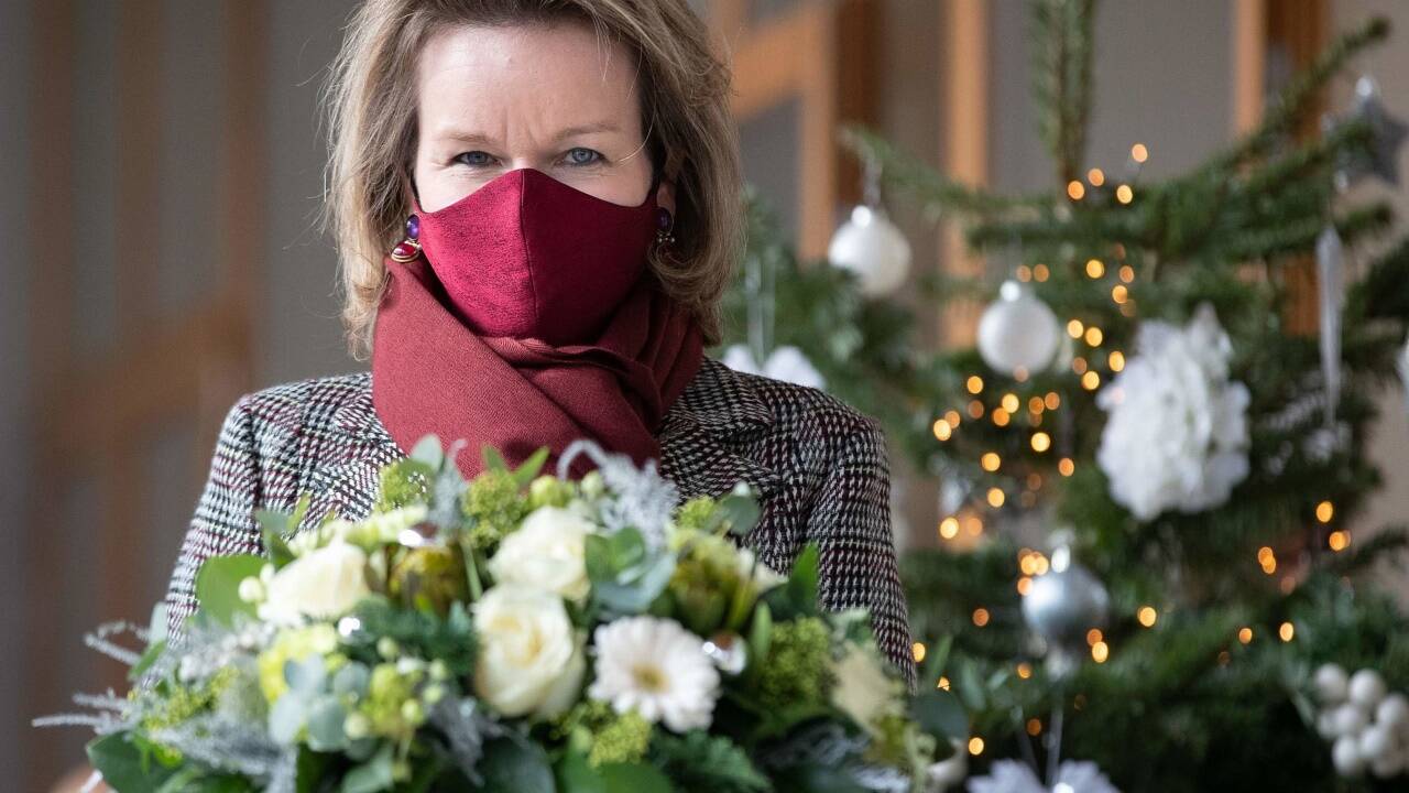 Weihnachtlich: Königin Mathilde von Belgien mit modischem Mundschutz. Weihnachtlich: Königin Mathilde von Belgien mit modischem Mundschutz.