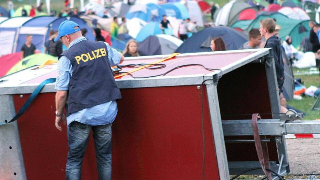 Dieser sechs Meter hohe Turm bzw. Lichtmasten war damals umgestürzt und hatte einen 23-jährigen Festivalbesucher erschlagen.  