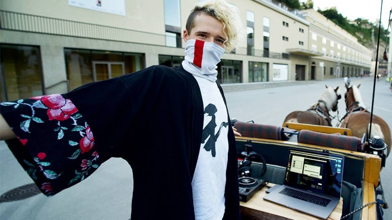 Kilian Kofler wurde samt Laptop und Turntables herumkutschiert. Kilian Kofler wurde samt Laptop und Turntables herumkutschiert.