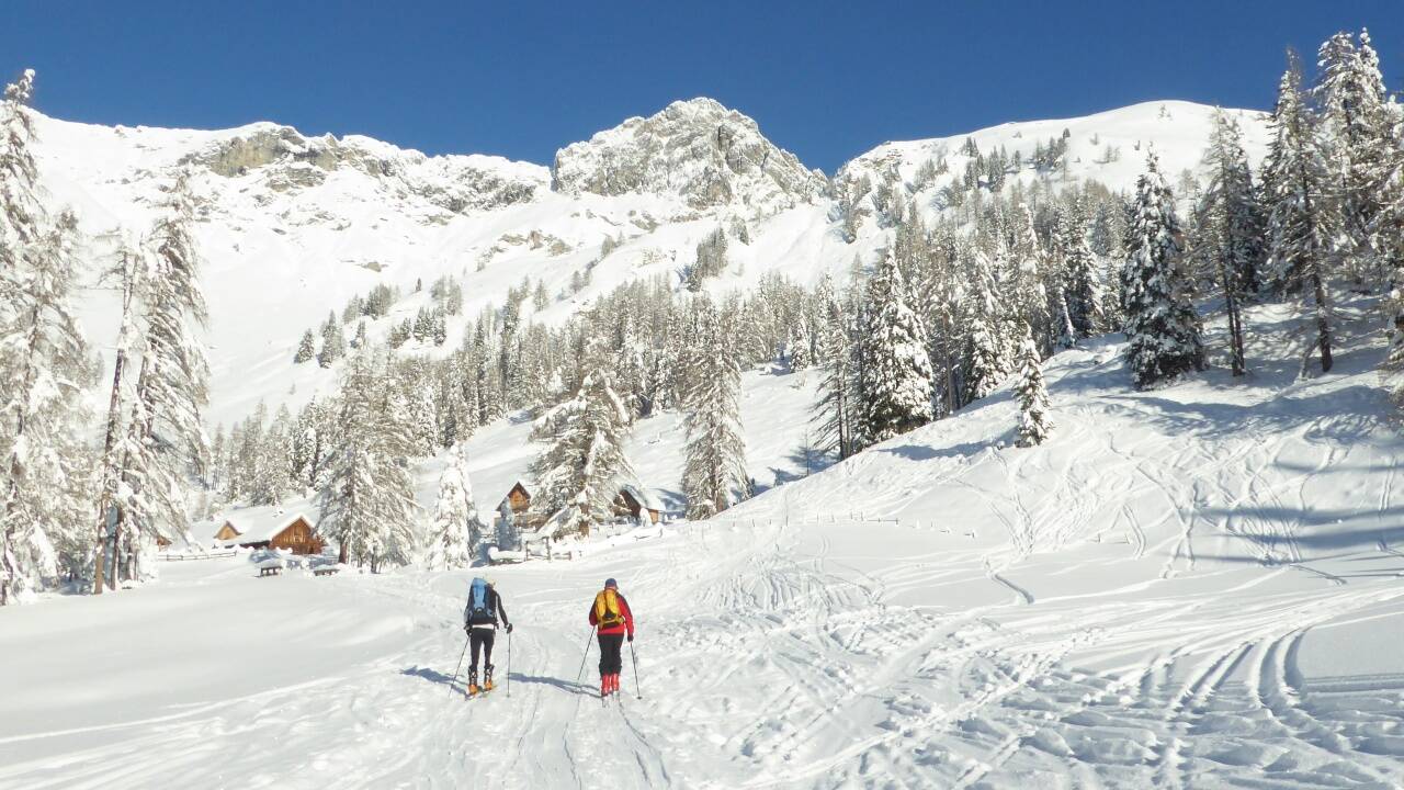 Bei der Muhreralm trennen sich die Aufstiegsspuren. Bei der Muhreralm trennen sich die Aufstiegsspuren.