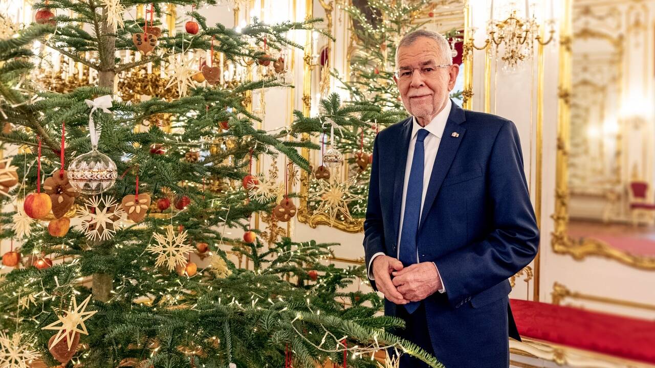 „Geht’s impfen!“: Bundespräsident Alexander Van der Bellen appelliert an die Bevölkerung. Hier vor dem Christbaum in der Hofburg, der dieses Jahr aus Wagrain kommt.  „Geht’s impfen!“: Bundespräsident Alexander Van der Bellen appelliert an die Bevölkerung. Hier vor dem Christbaum in der Hofburg, der dieses Jahr aus Wagrain kommt.