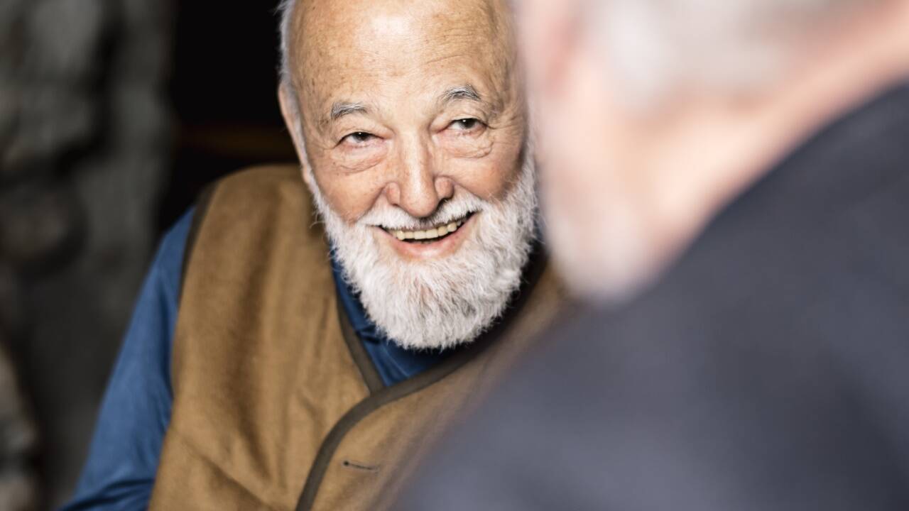 Sepp Forcher: „Mir ist lieber, die Politiker geben riesige Summen für Impfstoffe aus als für Panzer.“ Sepp Forcher: „Mir ist lieber, die Politiker geben riesige Summen für Impfstoffe aus als für Panzer.“