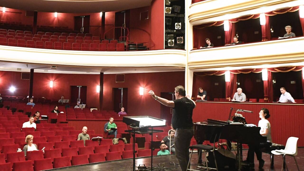 Die Volksoper (im Bild: eine Distanz-Probe im Sommer) will ab 22. Jänner spielen.  Die Volksoper (im Bild: eine Distanz-Probe im Sommer) will ab 22. Jänner spielen.