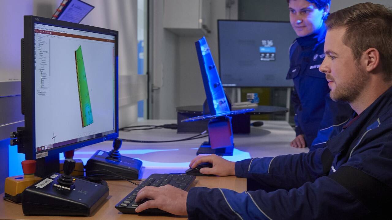 Bei BMW werden vor allem Kleinstteile gedruckt. Doch auch komplexe Teile wie Querlenker (u. r.) oder Türaufhängungen (o. r.) sind möglich. Bei BMW werden vor allem Kleinstteile gedruckt. Doch auch komplexe Teile wie Querlenker (u. r.) oder Türaufhängungen (o. r.) sind möglich.