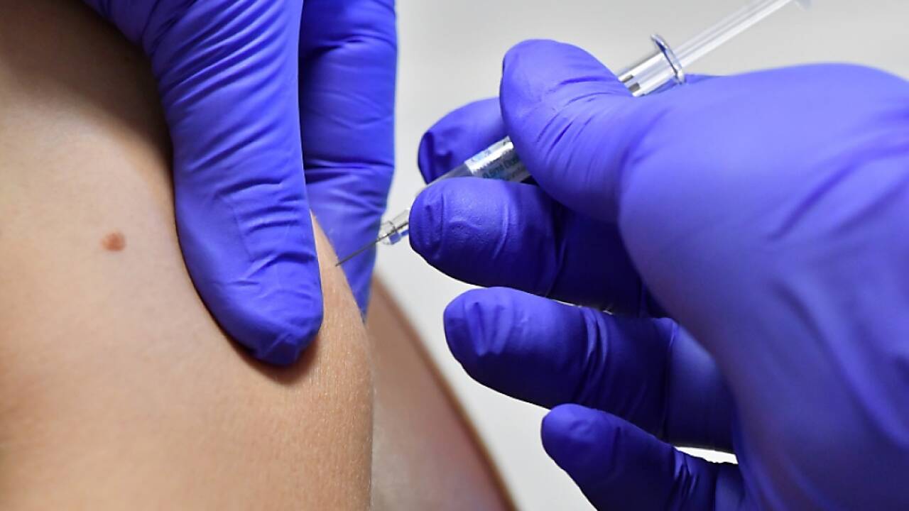 Die Probanden testen den Impfstoff, bevor er zugelassen wird. Die Probanden testen den Impfstoff, bevor er zugelassen wird.