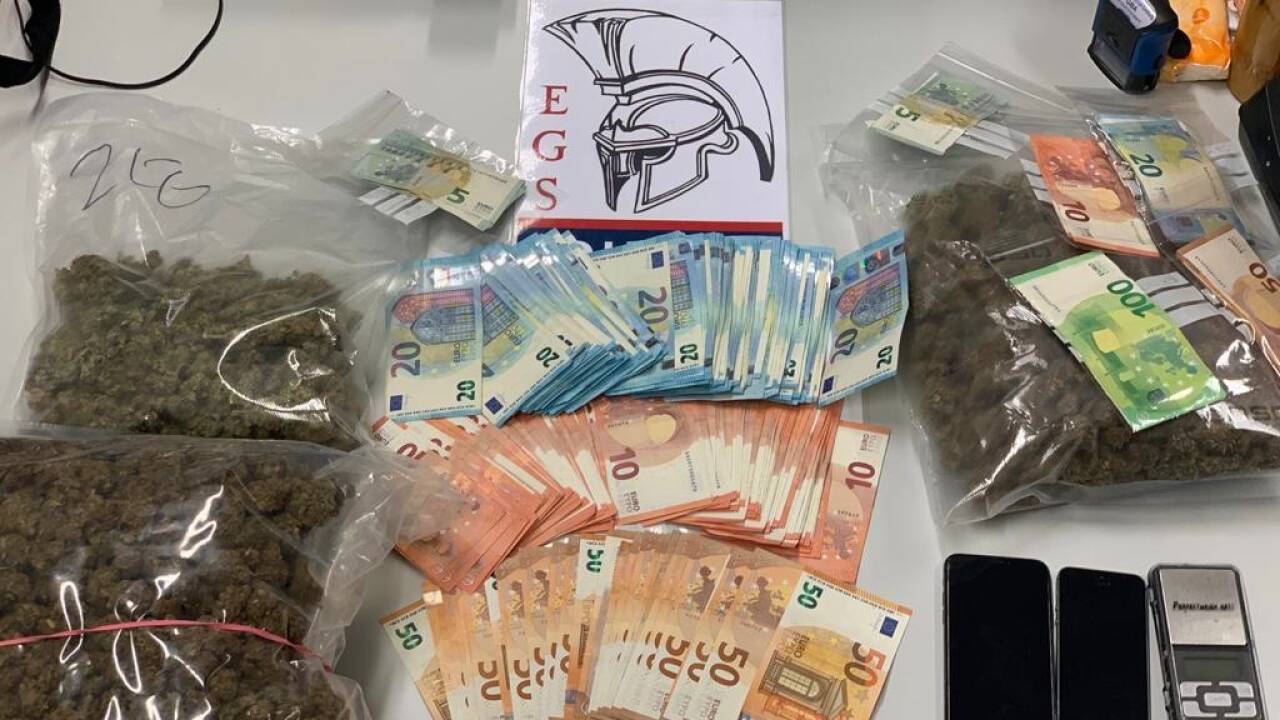 Im Zuge der anschließend vollzogenen Wohnungsdurchsuchungen stellte die Polizei fünf Kilogramm Cannabiskraut, rund 25.000 Euro Bargeld, Mobiltelefone, Laptops, Waffen sowie verschiedenste Suchtgiftutensilien sicher.  