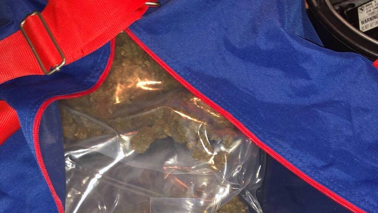 Im Zuge der anschließend vollzogenen Wohnungsdurchsuchungen stellte die Polizei fünf Kilogramm Cannabiskraut, rund 25.000 Euro Bargeld, Mobiltelefone, Laptops, Waffen sowie verschiedenste Suchtgiftutensilien sicher.  