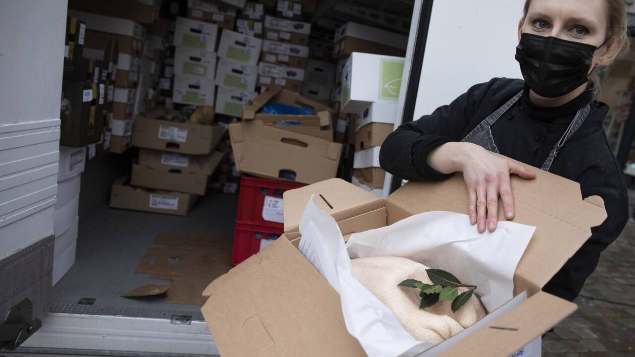 Julia Craig-McQuaide, die Chefin der Metzgerei Wesley’s nimmt die Ware entgegen. 