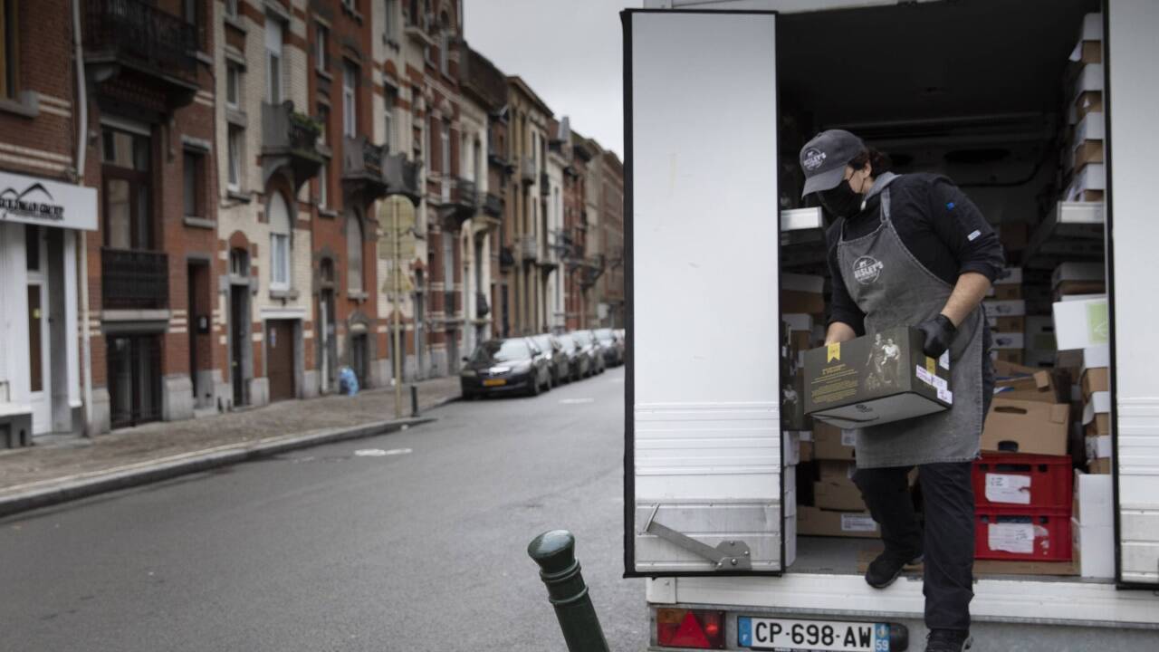 Beim Ausladen der Fracht, welche ungefähr 500 Weihnachtsessen sichert. 