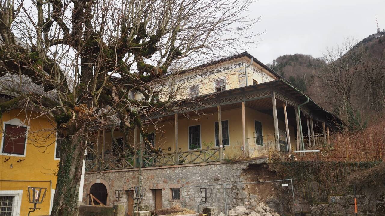 Die Ceconi-Villa („Villa Weickl“) gegenüber dem ehemaligen Braugasthof soll künftig zum Hotel werden – wenn es nach dem Willen der neuen Guggenthal-Eigentümer geht. 