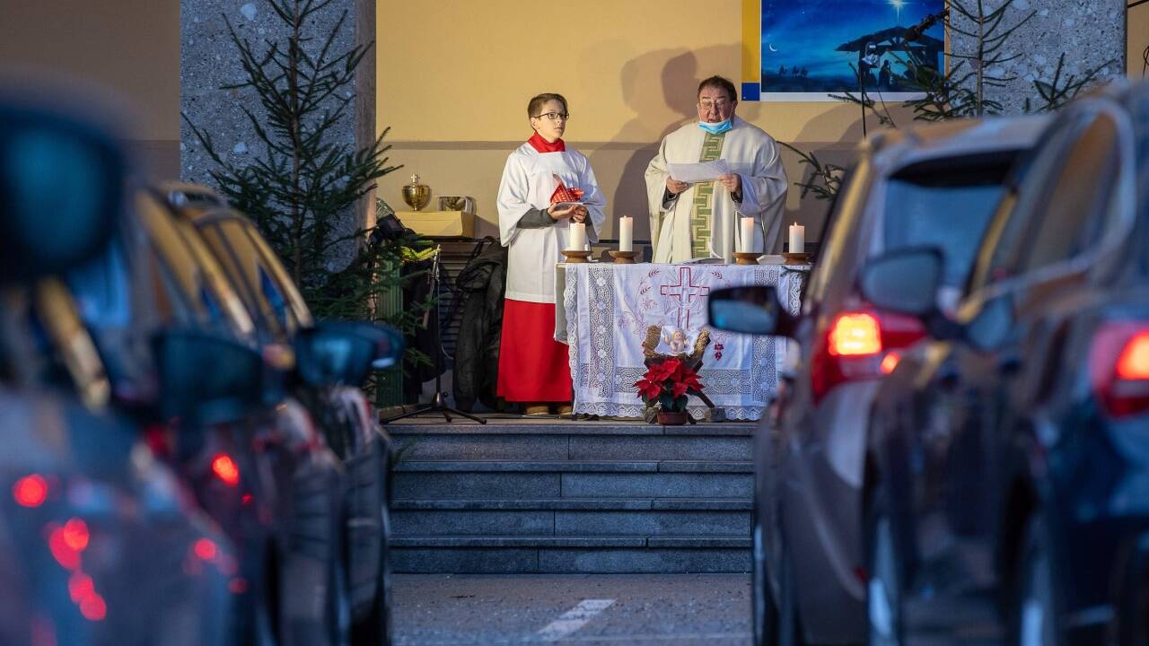 Wie in einem Autokino wurde die Familien-Christmette in Salzburg-Mülln abgehalten. Wie in einem Autokino wurde die Familien-Christmette in Salzburg-Mülln abgehalten.