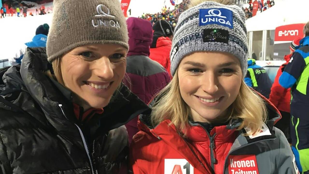Marlies Raich mit ihrer Schwester Bernadette Schild 