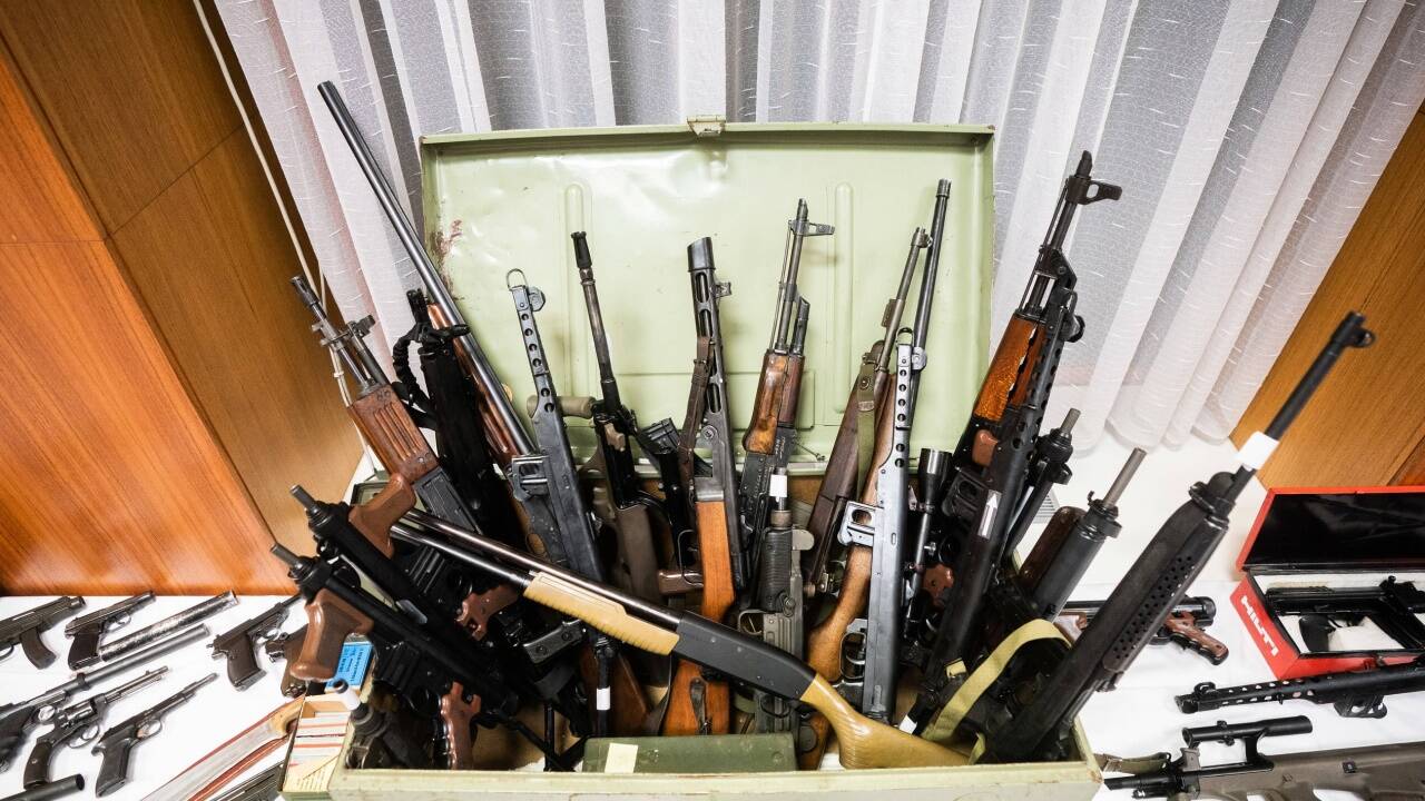 Allein im Dezember wurden bei Razzien im Neonazi-Milieu mehrere Dutzend Feuerwaffen sichergestellt. Allein im Dezember wurden bei Razzien im Neonazi-Milieu mehrere Dutzend Feuerwaffen sichergestellt.