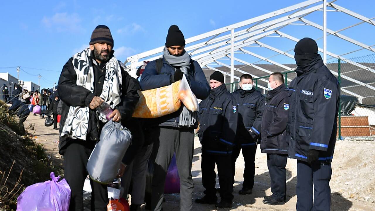 Obdachlose Flüchtlinge im bosnischen Camp Lipa 
