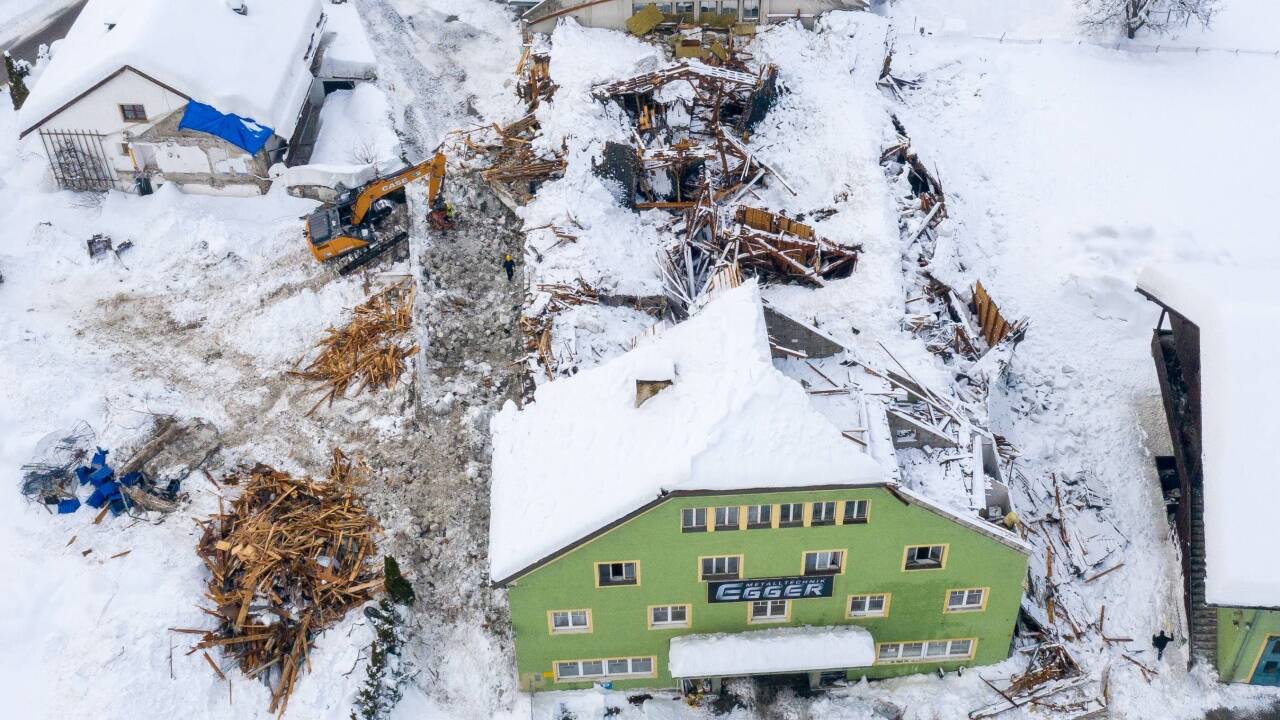 Die Ruine der aufgrund der Schneelast eingestürzten alten Versteigerungshalle in Lienz in Osttirol am Sonntag, 3. Jänner 2021. 