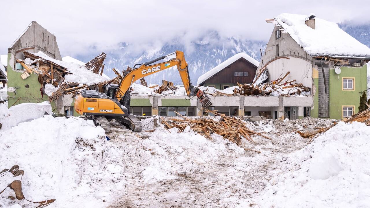 Die Ruine der aufgrund der Schneelast eingestürzten alten Versteigerungshalle in Lienz in Osttirol am Sonntag, 3. Jänner 2021. 