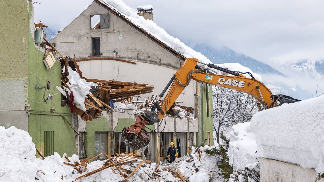 Die Ruine der aufgrund der Schneelast eingestürzten alten Versteigerungshalle in Lienz in Osttirol am Sonntag, 3. Jänner 2021. 