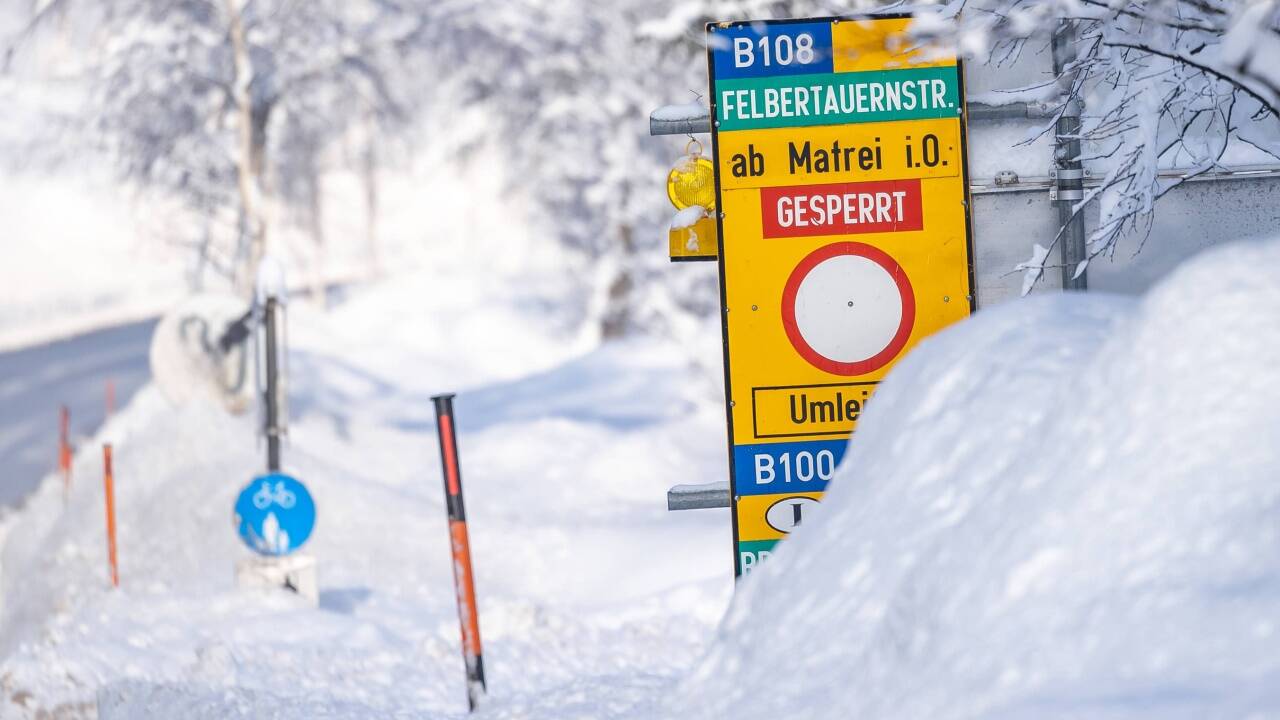 Eine Straßensperre der B108 (Felbertauernstraße) bei Huben in Osttirol aufgrund von Schnee- und Wetterverhältnissen am Sonntag, 3. Jänner 2021.  