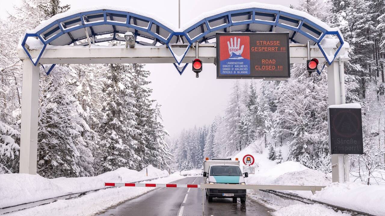 Eine Straßensperre der B108 (Felbertauernstraße) bei Huben in Osttirol aufgrund von Schnee- und Wetterverhältnissen am Sonntag, 3. Jänner 2021.  