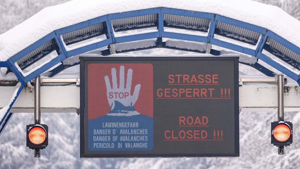 Eine Straßensperre der B108 (Felbertauernstraße) bei Huben in Osttirol aufgrund von Schnee- und Wetterverhältnissen am Sonntag, 3. Jänner 2021.  