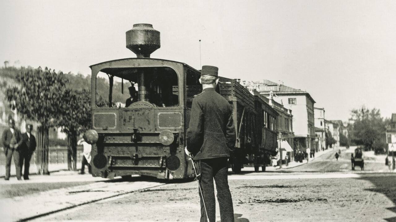 Die Dampf-Tramway im Jahr 1890 nahe der Staatsbrücke, die damals noch Stadtbrücke genannt wurde.  