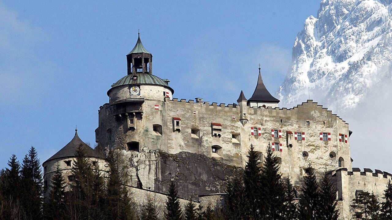 Am 8. Jänner 1931 wurde ein großer Teil der Burg ein Raub der Flammen. Das Hauptgebäude war ein rauchender Trümmerhaufen. Heute erinnert nichts mehr an den schrecklichen Brand.  