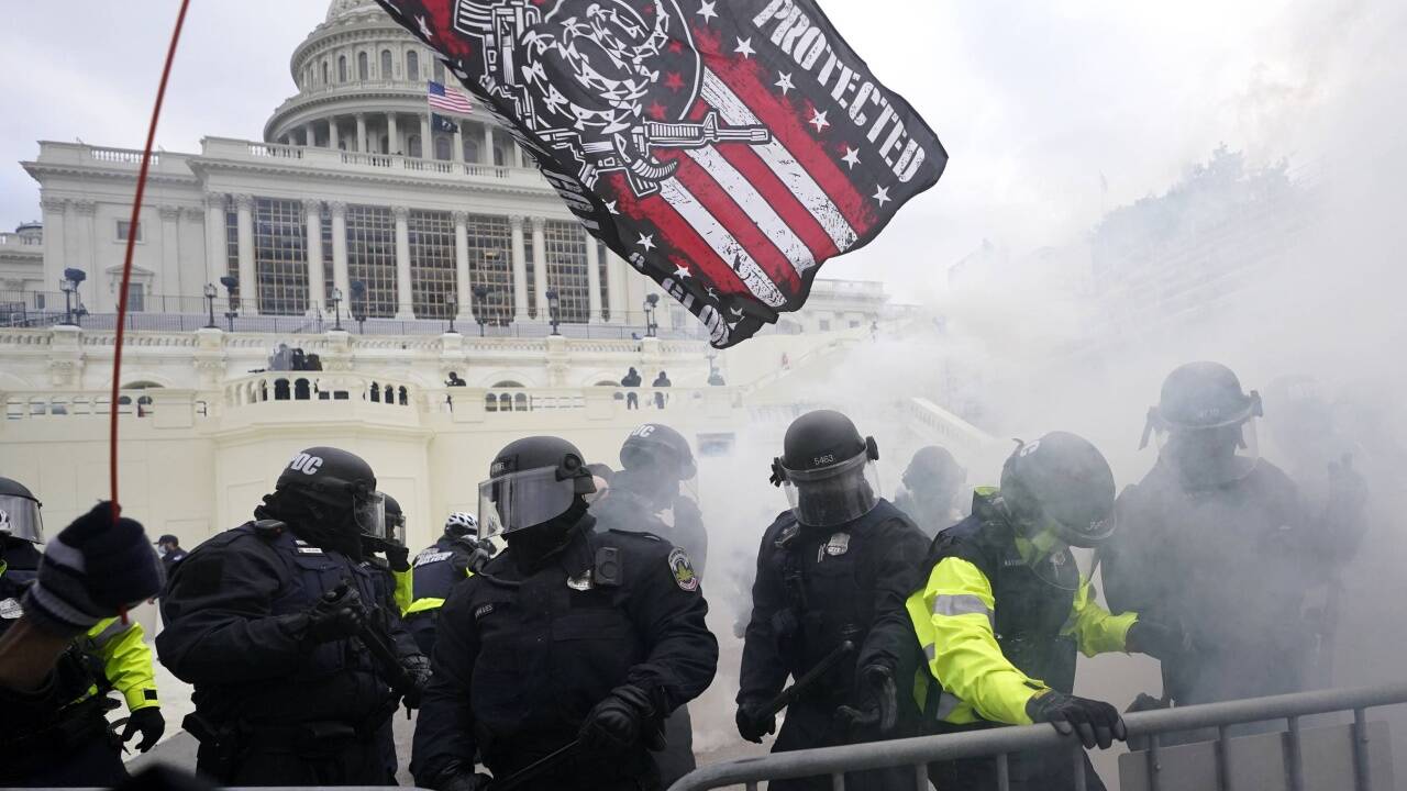 Polizisten versuchen, Trump-Anhänger zurückzuhalten. Polizisten versuchen, Trump-Anhänger zurückzuhalten.