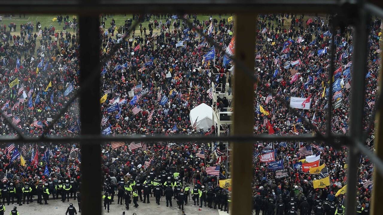 Eine Menschenmenge vor dem Kapitol. Eine Menschenmenge vor dem Kapitol.
