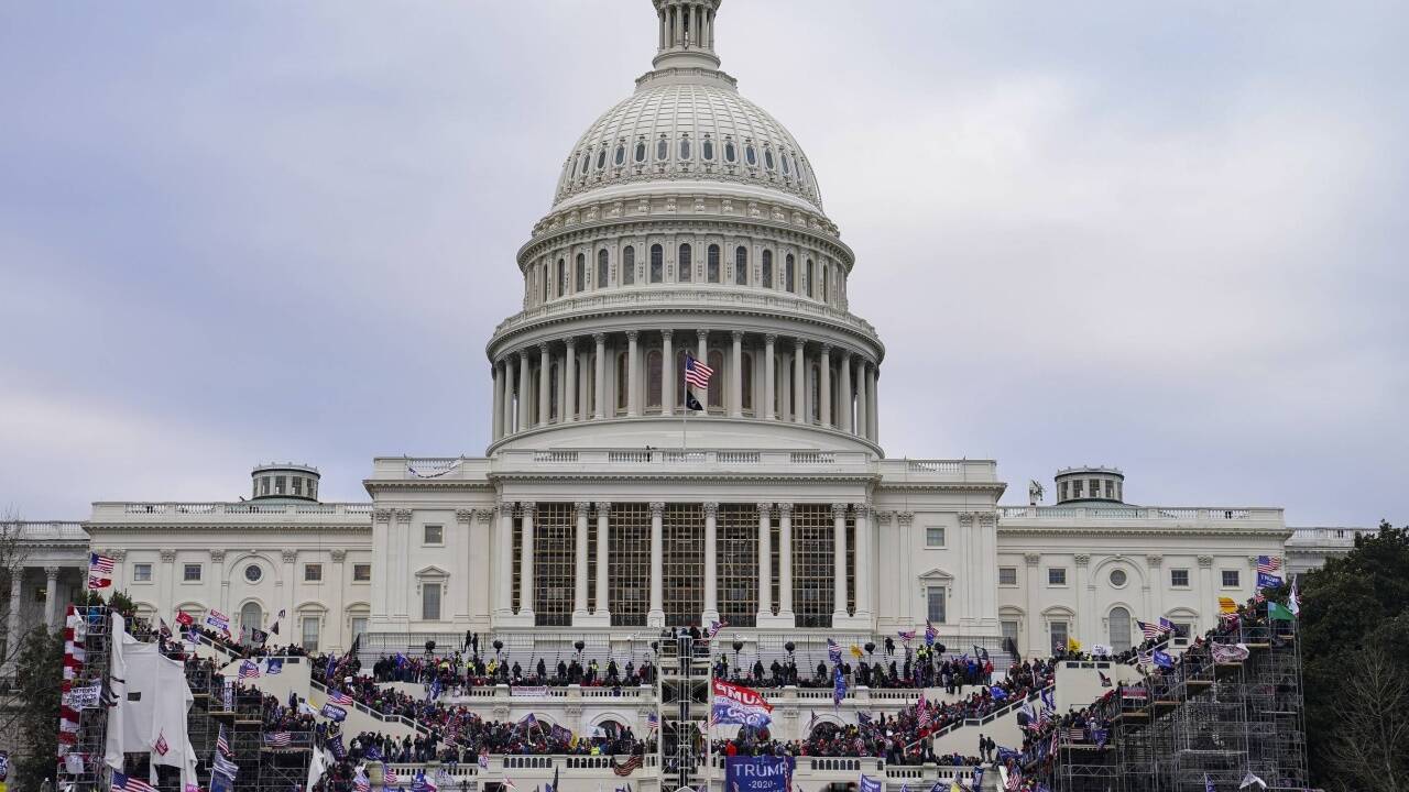 Trump-Anhänger vor dem Kapitol. Trump-Anhänger vor dem Kapitol.