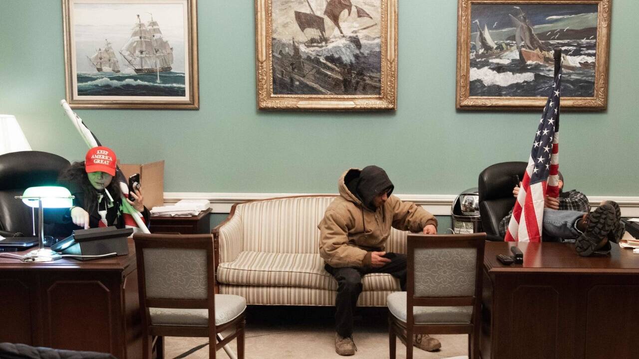 Trump-Anhänger im Büro von Nancy Pelosi. Trump-Anhänger im Büro von Nancy Pelosi.