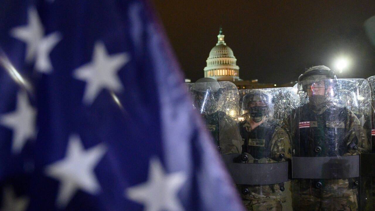 Trump-Anhänger sind ins Kapitol eingedrungen. Bis sechs Uhr Früh (Ortszeit) ist nun eine Ausgangssperre in Washington verhängt worden. Trump-Anhänger sind ins Kapitol eingedrungen. Bis sechs Uhr Früh (Ortszeit) ist nun eine Ausgangssperre in Washington verhängt worden.