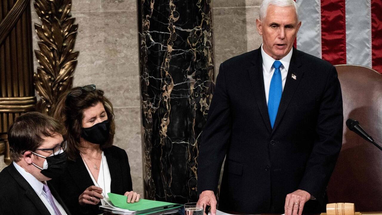 Vizepräsident Mike Pence bestätigte in der Nacht auf Donnerstag (Ortszeit) Biden als nächsten US-Präsidenten. Vizepräsident Mike Pence bestätigte in der Nacht auf Donnerstag (Ortszeit) Biden als nächsten US-Präsidenten.