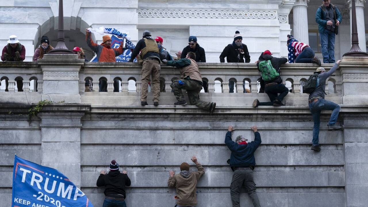 Trump-Anhänger klettern auf die Westwand des Kapitols. 