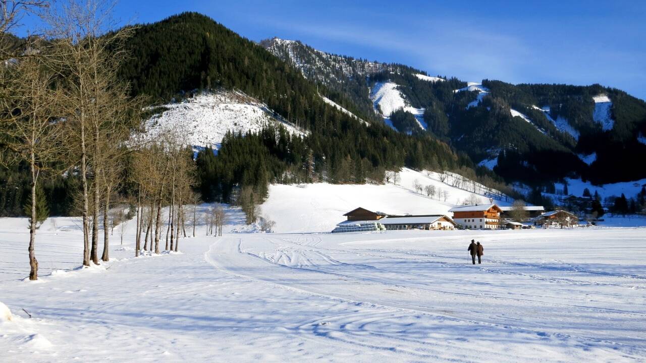 Unterwegs im Wengerwinkl. Im Hintergrund die Bischlinghöhe. Unterwegs im Wengerwinkl. Im Hintergrund die Bischlinghöhe.