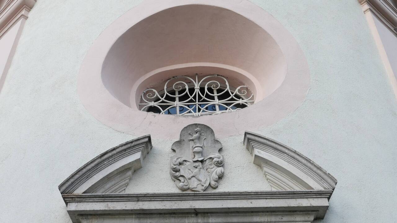 Das Wappen des Erbauers über dem Kapellenportal. 