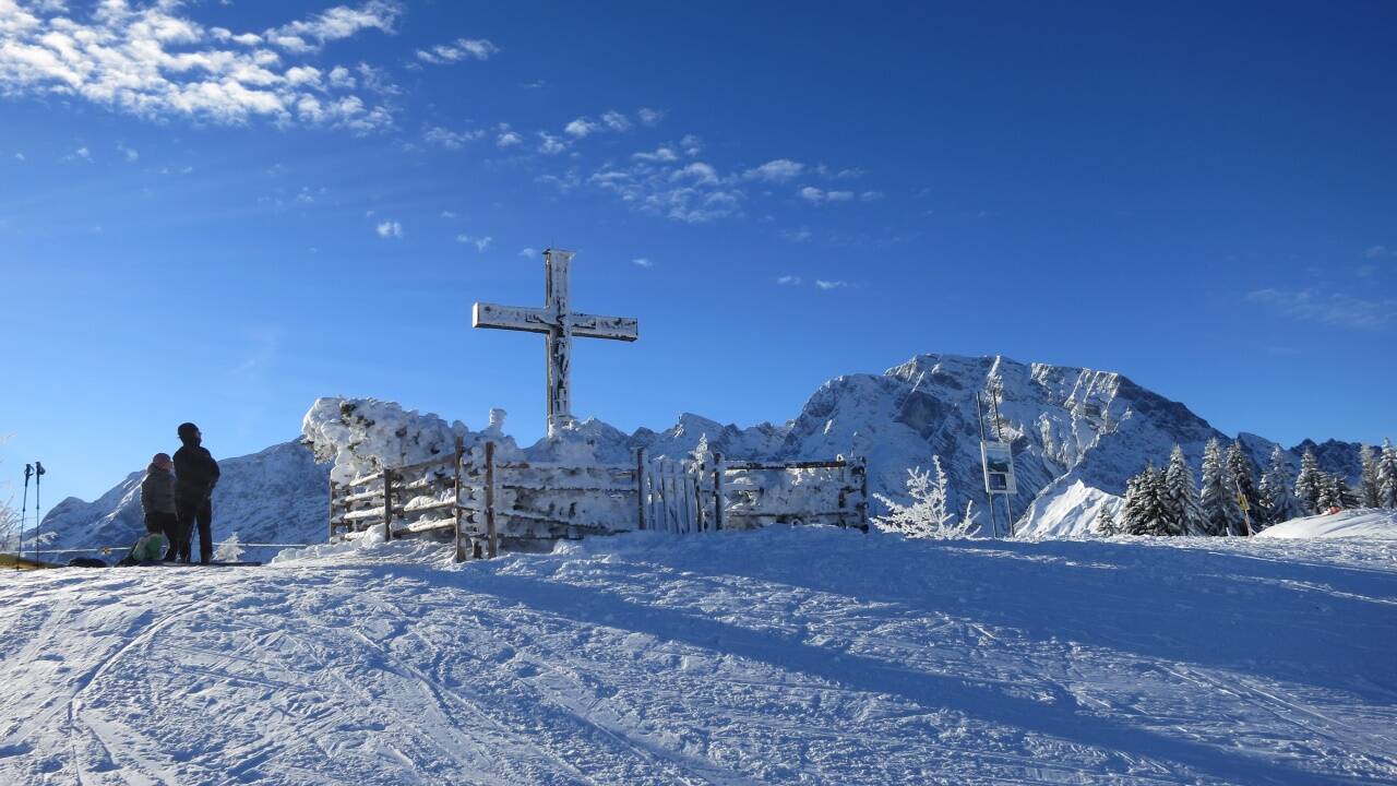 Begehrtes Ziel bei den Wintersportlern: Der Gipfel auf dem Roßfeld in 1537 Metern Höhe im bayerisch-salzburgerischen Grenzgebiet. Begehrtes Ziel bei den Wintersportlern: Der Gipfel auf dem Roßfeld in 1537 Metern Höhe im bayerisch-salzburgerischen Grenzgebiet.