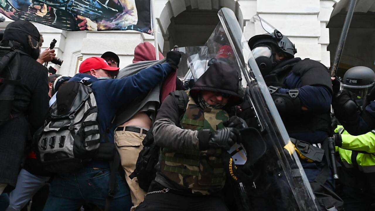 Randalierende Trump-Anhänger drangen in das Kapitol ein Randalierende Trump-Anhänger drangen in das Kapitol ein