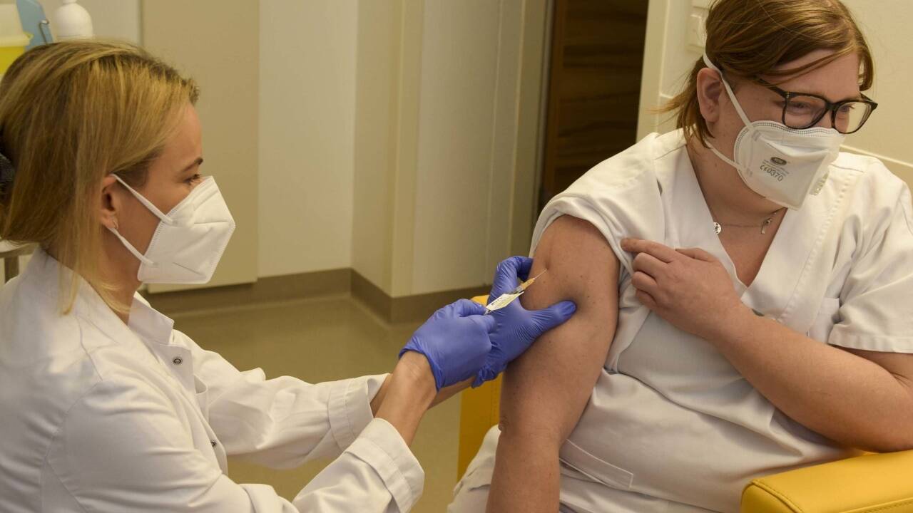 Im Krankenhaus der Barmherzigen Brüder in Eisenstadt sind am Freitag, 8. Jänner 2021, die ersten Ärzte und Pflegemitarbeiter gegen das Coronavirus geimpft worden. Das Spital erhielt 50 Impfdosen, die jenen Ärzten und Mitarbeitern verabreicht wurden, die in den Covid-19-Stationen und im Intensivbereich tätig sind. 